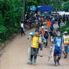 Los periodistas congregados en el exterior de la cueva abandonan el &aacute;rea para facilitar las tareas de rescate.