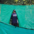 Un miembro de la Armada tailandesa camina dentro del &aacute;rea bloqueada.