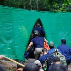 Los equipos de rescate entran en la zona bloqueada para comenzar el rescate.