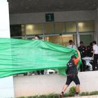 Los trabajadores del hospital tapan el lugar al que llegar&aacute;n las ambulancias para proteger la intimidad de los ni&ntilde;os.