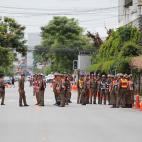 La polic&iacute;a tailandesa espera la llegada de las ambulancias con los ni&ntilde;os rescatados.