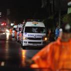 Las ambulancias permanecen aparcadas a la espera de que salgan los ni&ntilde;os.