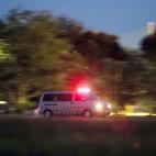 Una ambulancia transporta a los primeros ni&ntilde;os rescatados.