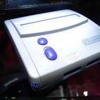 Nintendo lanzó su nueva consola para competir con la Mega Drive/Génesis de Sega. "Era un poco peor, diga lo que diga la gente. Nintendo intentó ahorrar pero se apoyó en la cantidad de espacio que tenían los cartuchos, lo que la hizo tener u...