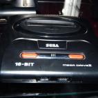 "Esta es una revisión de la primera más pequeña y, comparativamente, con algo peor calidad", asegura Blanco. Tanto Nintendo como Sega se actualizaban constantemente, ya que estaban inmersos en la mayor guerra de la industria de los videojuego...