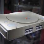 Este es el modelo japonés de la primera consola de Sony, hoy una gama archiconocida mundialmente. Es la más robusta de todas las Playstation que han salido al mercado, la placa base es muy superior a todas las ediciones posteriores. "Todo camb...