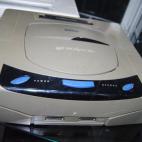 Fue la competidora directa de la Play 1 lanzada por Sega, sustituta de la Mega Drive. "Era muy potente, una burrada de consola, pero se estrelló. Aparte de no mirar hacia el 3D, que era lo que todos queríamos entonces, tenía una programación...