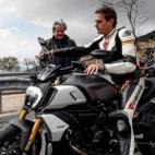 Equipado con cazadora de cuero y al volante de una moto de gran cilindrada, Albert Rivera presentó sus medidas en materia de seguridad vial un acto electoral con motoristas en el mirador de Ángel Nieto, cerca del puerto de la Cruz Verde de Madrid.