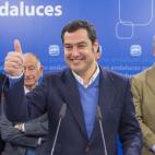 "En tiempos mozos trabajé en una pizzería, en un bar y como comercial unos meses". Así se ha defendido Juan Manuel Moreno, futuro líder del PP de Andalucía, contra las críticas por una vida ligada al partido y las dudas sobre su trayectoria.