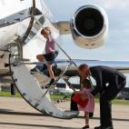 Guillermo, con Jorge y Carlota, march&aacute;ndose del aeropuerto de Hamburgo, en Alemania, el 21 de julio de 2017.