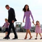 Kate y Guillermo con Jorge y Carlota march&aacute;ndose del aeropuerto de Hamburgo, en Alemania, el 21 de julio de 2017.