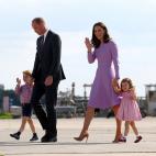 Kate y Guillermo con Jorge y Carlota march&aacute;ndose del aeropuerto de Hamburgo, en Alemania, el 21 de julio de 2017.
