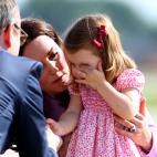 Kate, consolando a Carlota tras su rabieta, en el aeropuerto de Hamburgo, en Alemania, el 21 de julio de 2017.