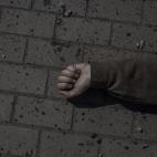 La mano de una de las v&iacute;ctimas