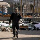 Decenas de cuerpos se apilan al lado de las v&iacute;as