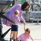 Kate, consolando a Carlota tras su rabieta, en el aeropuerto de Hamburgo, en Alemania, el 21 de julio de 2017.