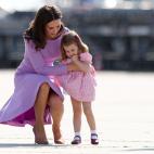 Kate, consolando a Carlota tras su rabieta, en el aeropuerto de Hamburgo, en Alemania, el 21 de julio de 2017.