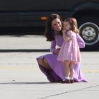 Kate, consolando a Carlota tras su rabieta, en el aeropuerto de Hamburgo, en Alemania, el 21 de julio de 2017.