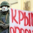 Desde que comenzaron a agudizarse las tensiones separatistas por la llegada de las nuevas autoridades a Kiev, las tropas rusas invadieron la estratégica península de Crimea. Este conflicto significa un peligro para toda Europa. El Kremlin podr...