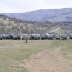 Los soldados bloquean los accesos a la frontera ucraniana cerca de una base militar en Perevalne en Simferopol.