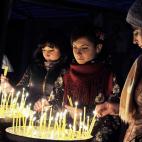 Tres mujeres piden paz en una plaza de Kiev.