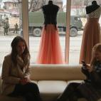 Esta es la realidad de los habitantes de Simferopol, Ucrania. Tratan de seguir la "normalidad" en sus vidas aún con la presencia militar.