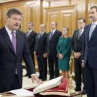 Conserva el cargo al que llegó en septiembre de 2014 en sustitución de Alberto Ruiz-Gallardón, y ha sido el primero en jurar.