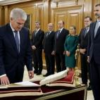 Ha jurado su cargo ante el rey y entra a formar parte del Gobierno en sustitución de José Manuel García Margallo.