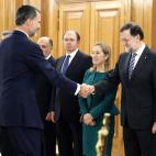 El rey Felipe VI saluda al jefe del Ejecutivo, Mariano Rajoy, en presencia de la presidenta del Congreso, Ana Pastor, y el presidente del Senado, Pío García Escudero.