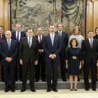 El rey posa con Rajoy y los 13 ministros de su nuevo Gobierno en el Palacio de la Zarzuela.