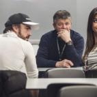 Alonso medita cabizbajo junto a su padre y su novia tras ver cómo su monoplaza no pasaba de los 277,6 km/hora frente a los 307,6 del Williams de Massa y el Mercedes de Rosberg.