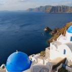 Uno de esos destinos del Mediterráneo que dejan con la boca abierta. En la isla griega de Santorini está Oia, con sus preciosas casa blancas de tejados azules y vistas al mar. ¡Una postal de recuerdo! Ver más fotos aquí.