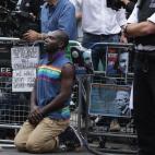 Un manifestante muestra su apoyo a Julien Assange delante de la embajada