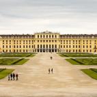 Cada año es elegida como una de las ciudades más románticas y bonitas del mundo. Posiblemente, sus jardines, palacios, castillos y elegantes cafés ayudan en la decisión. Ver más fotos aquí.