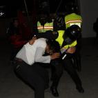 Manifestantes ecuatorianos chocan con la policía afuera de la Embajada del Reino Unido hoy, miércoles 15 de agosto de 2012, en Quito, Ecuador