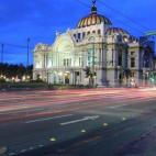 Con más de 20 millones de personas, México D.F es un contraste de edificios coloniales, ruinas, buena comida y mucha actividad. Los que la visitan siempre hablan bien de ella. Ver más fotos aquí.