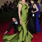 En la gala del Met, junto a Zac Posen, que le coloca un vestido diseñado por él