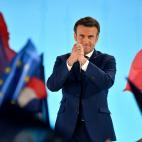 Emmanuel Macron saluda a sus seguidores tras los resultados de la primera vuelta de las elecciones.