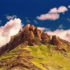 La fortaleza Dzong, llamada también la Ciudad de los Héroes, es un monasterio amurallado en la región tibetana de Gyantse. Recibe su nombre por una epopeya que cuenta cómo 500 monjes tibetanos inexpertos en la guerra hicieron frente a 2.000 ...