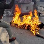 Pranab Boro, activista del grupo reivindicativo campesino Krisak Mukti Sangram Samiti (KMSS) se inmola para demandar derechos de propiedad de la tierra para la población local en varias regiones del estado de Assam y protestar contra la corrupc...