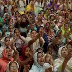 Mujeres musulmanas de la India reaccionan al ver por primera vez a su nuevo líder espiritual, Syedna Mufaddal Saifuddin, en una mezquita de Mumbai.