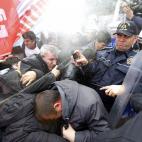 Antidisturbios turcos tratan de dispersar con gases lacrimógenos a los manifestantes que tratan de llegar al Parlamento para protestar contra el partido en el Gobierno.
