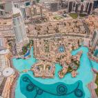 Al sur de Abu Dabi se encuentra Dubai, en plena costa del golfo pérsico, que cuenta con el rascacielos más alto del mundo, el Burj Khalifa, con la escalofriante cifra de 828 metros de altura y cuya construcción costó más de 1.500 millones ...