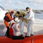 Nueva tragedia en aguas del Mediterráneo. Cerca de 300 inmigrantes han muerto mientras atravesaban el Canal de Sicilia, según el testimonio de varios rescatados que viajaban con ellos y que recogió una portavoz del Alto Comisionado de las Nac...