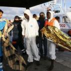 Nueva tragedia en aguas del Mediterráneo. Cerca de 300 inmigrantes han muerto mientras atravesaban el Canal de Sicilia, según el testimonio de varios rescatados que viajaban con ellos y que recogió una portavoz del Alto Comisionado de las Nac...