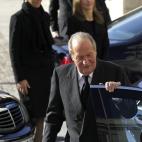 El rey, la princesa Letizia y la infanta Elena a su llegada a la catedral de la Almudena.