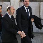 El secretario general del PSOE, Alfredo Pérez Rubalcaba, y el líder del PSM, Tomás Gómez, han asistido al funeral en la catedral de la Almudena.