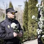 Un policía en el homenaje en el Retiro.