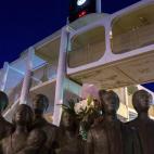 Flores en el monumento de la plaza de la estación de Cercanías de Alcalá de Henares.
