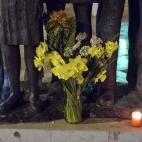 Ramo de flores depositado en una escultura conmemorativa de las víctimas.